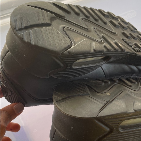 Nike Men's Black Sneakers size 11 - Picture 5 of 7